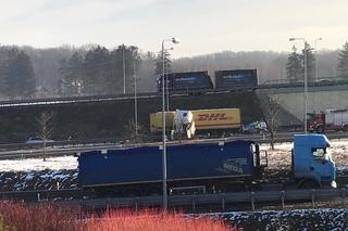 Ciężarówka uderzyła w barierki. Zablokowana ekspresówka na wysokości Olsztynka [ZDJĘCIA]