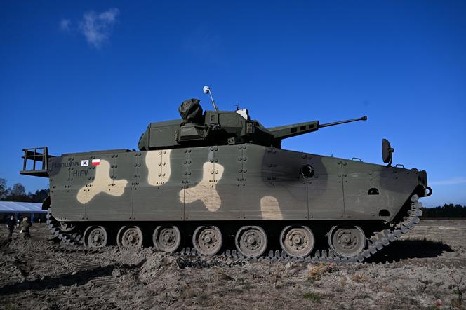 Na poligonie w Nowej Dębie wojsko testuje koreański wóz piechoty AS21 Redback