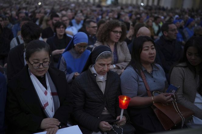 Hołdy na Placu Świętego Piotra.
