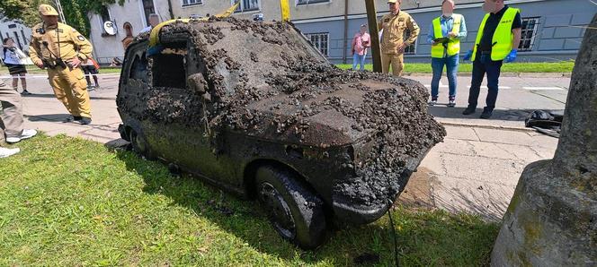 Mieszkaniec Elbląga odzyskał fiata seicento po 15 latach! Auto było zatopione w rzece [ZDJĘCIA]. 