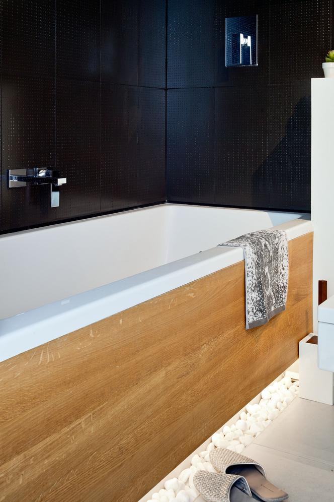 Drewniana obudowa wanny w łazience z kolorem czarnym