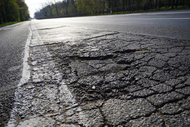 Drogowcy wyremontują dziurawy wlot do Warszawy. Do tej pory nie było na to pieniędzy 