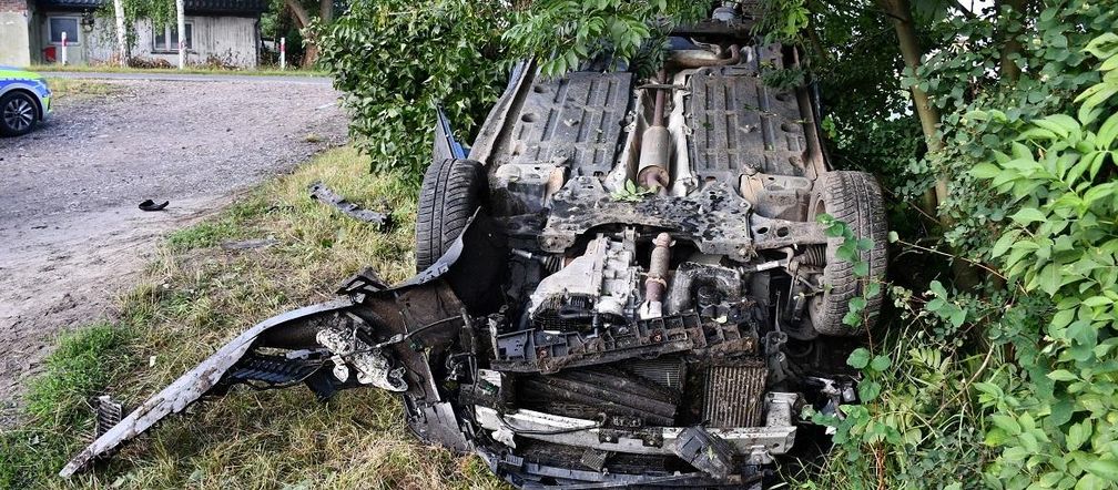 Peugeot dachował, kierująca ukryła się w zaroślach. Miała ponad 2 promile alkoholu!