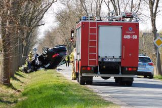  Jaktorów: 15-latek na rowerze wpadł pod samochód. Auto dachowało, są ranni