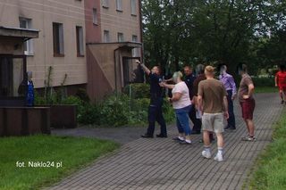 Niebywała odwaga policjantów. Wynieśli z płonącego budynku niepełnosprawnego mężczyznę!