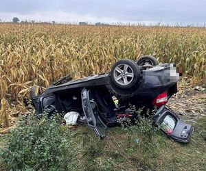 Śmiertelny wypadek pod Kutnem. Kierujący BMW dachował na prostym odcinku drogi [ZDJĘCIA]