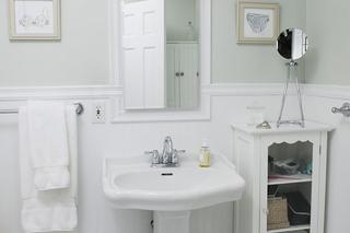 Biała łazienka z drewnianą okłądziną ścienną