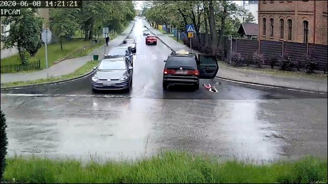 Śląskie: Chłopiec wypadł z auta na ulicę w czasie jazdy! O włos od tragedii