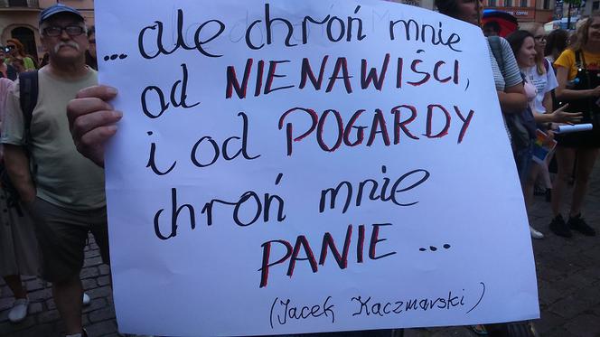  Toruń mówi NIE mowie nienawiści! Tęczowy wiec na Rynku Staromiejskim [ZDJĘCIA]