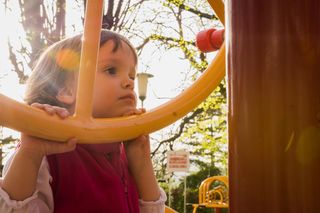 Dziecko na placu zabaw nie dołącza do rówieśników. Kiedy wspierać, a kiedy nie ingerować