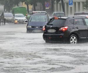 Nawałnica nad Gnieznem. Miasto zalały strumienie wody po ulewie i gradobiciu [ZDJĘCIA].