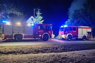 Groźny pożar na Dolnym Śląsku. Ogień strawił budynek i auta osobowe