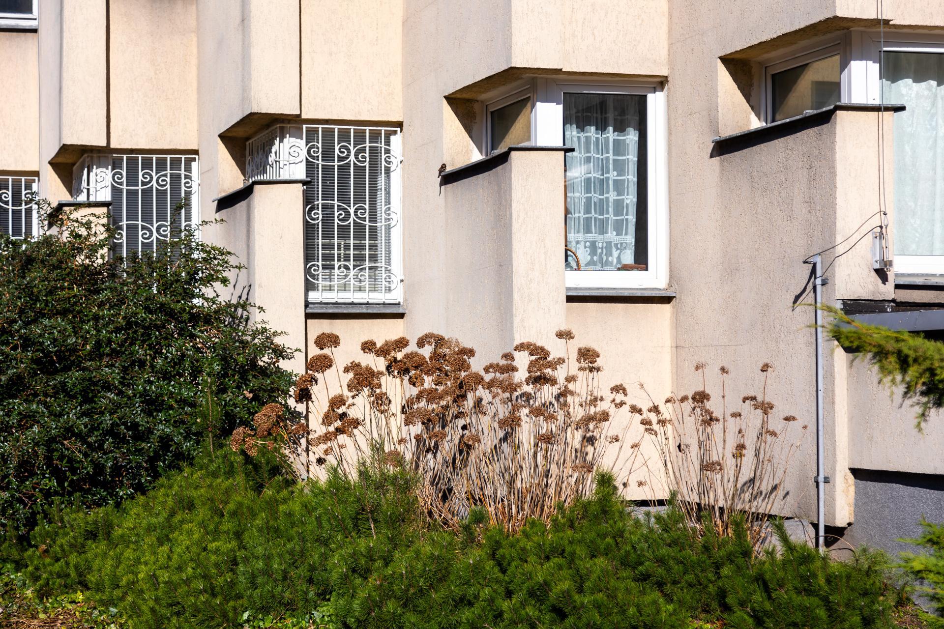 Blok PRL na ul. Koziej 9 - zobacz budynek, który z zmienia się wraz z punktem widzenia