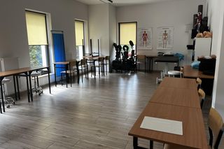 Wakacyjny patrol Eska Summer City w olsztyńskim oddziale Szkoły Policealnej Pascal