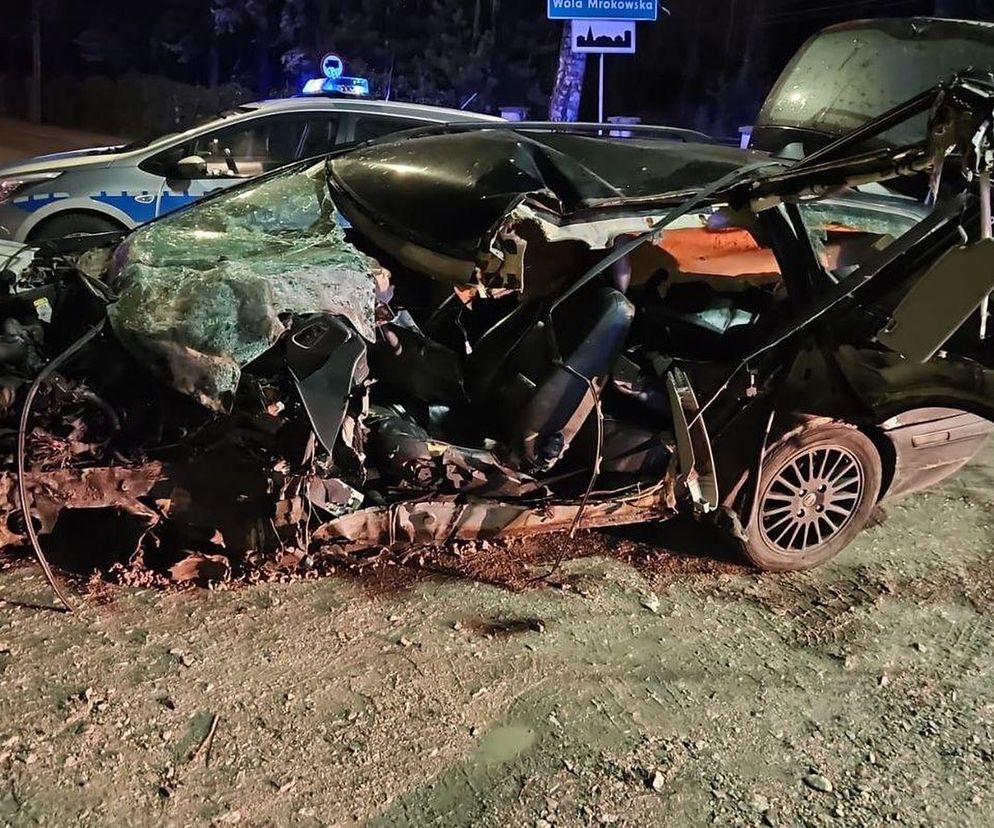 Wola Mrokowska. Czarne volvo w strzępach. 22-latkowi nic się nie stało! Po wypadku martwił się tylko o jedno