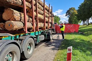 Przerażający wypadek pod Starogardem Gdańskim. Dwóch 30-latków zginęło w zmasakrowanym mercedesie [ZDJĘCIA].