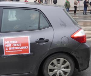 „Zielony Ład=Głód”, „Mleko nie jest z Biedronki”. Te hasła pojawiły się na proteście rolników w Olsztynie