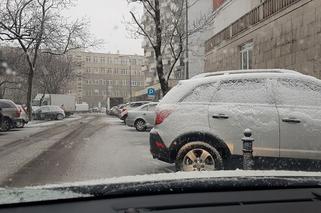 Pierwszy śnieg i pierwsze problemy kierowców. Dużo błota po śniegu [ZDJĘCIA]