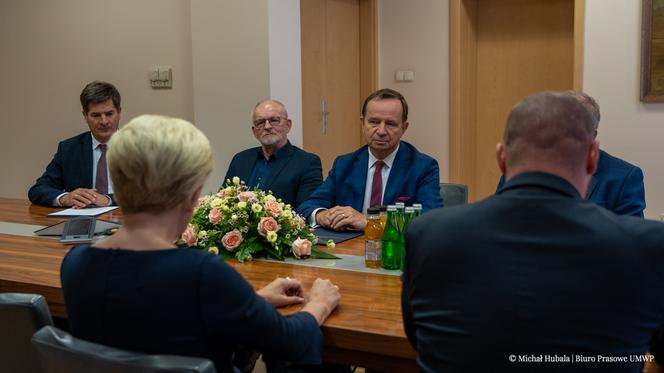 Agata Duda cichaczem odwiedza Rzeszów, a marszałek Ortyl wita ją bukietem róż 