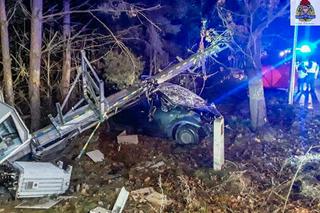 Makabra pod Skierniewicami. Roztrzaskał się fordem o transformator, poraził go prąd