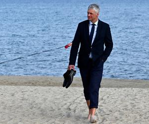 Paweł Poncyljusz na plaży w Sopocie