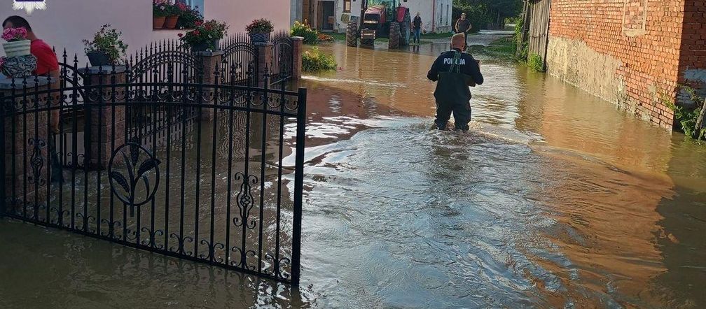 Policjanci z woj. lubelskiego pomagają mieszkańcom na Dolnym Śląsku