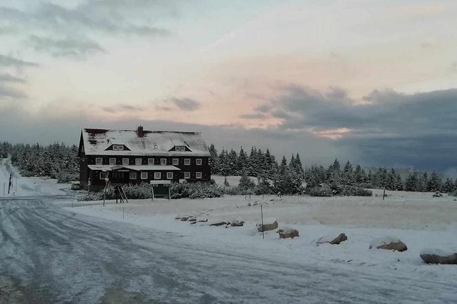 Śnieg i lód na górskich szlakach w Karkonoszach. Apelują o ostrożność