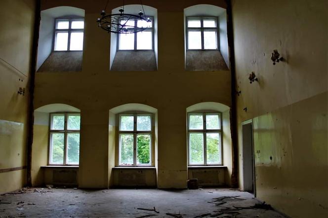 Pałac Rechenbergów w Sławie lata świetności ma już za sobą. Niszczeje i straszy! 