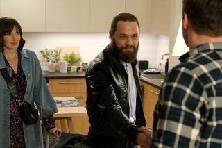 	M jak miłość odc. 1787. Marcin (Mikołaj Roznerski), gangster Robert (Kamil Drężek),  Ania (Alina Szczegielniak)