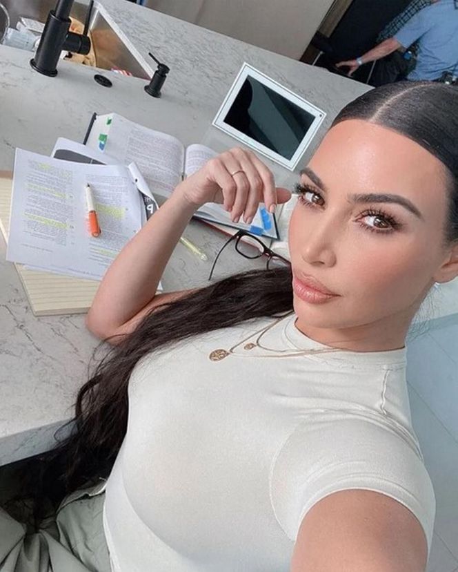 Kim Kardashian wściekła na wróżki. Obiecały jej, że zda egzamin adwokacki. Teraz uczy się w bikini