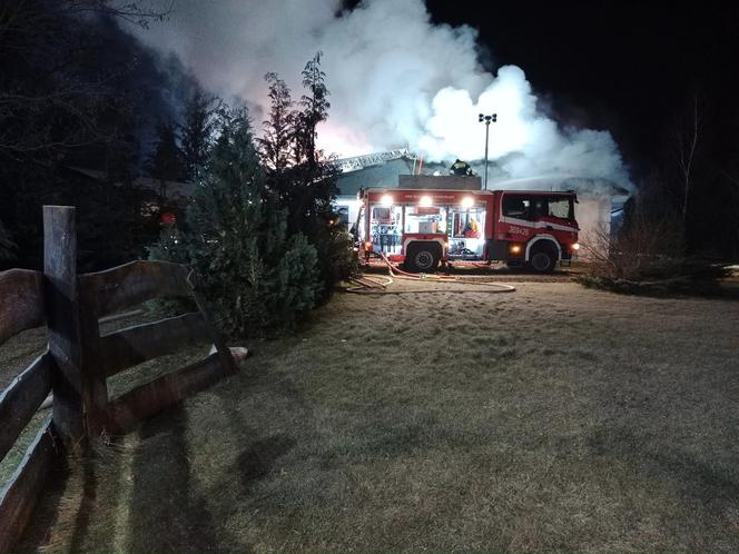 Nocny pożar w Kamionce koło Kleczewa. Z ogniem walczyło 14 zastępów! Spłonęło całe poddasze