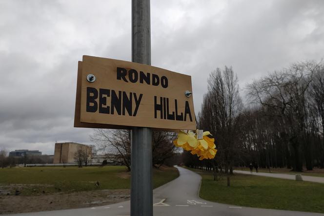 Rondo Benny Hilla? Tajemnicza tabliczka zawisła w weekend na Polu Mokotowskim [GALERIA]