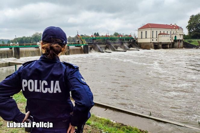 Rzeka Bóbr w Żaganiu przekroczyła stan alarmowy. Jest pilny apel policji