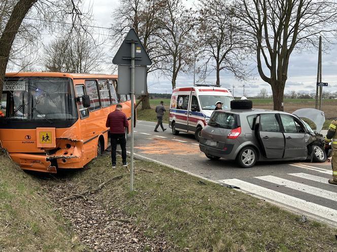 Dramat pod Legionowem. Autobus z dziećmi roztrzaskał się o drzewo. Są ranni