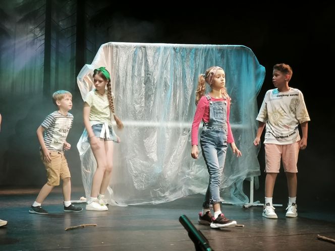 Spektakl na zakończenie warsztatów teatralnych w Teatrze Miejskim w Lesznie