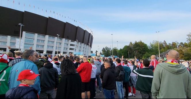 Kibice skandują "Lewandowski" pod stadionem w Helsinkach