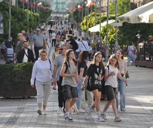 Majówka 2024 w Kielcach. Tłumy spacerujących i rowerzystów na ulicach miasta. Jak mieszkańcy spędzają długi weekend?