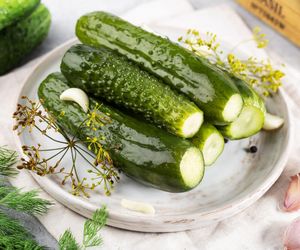 Ogórki małosolne idealne! Sprawdź, ile soli dodać do zalewy, by zawsze się udawały