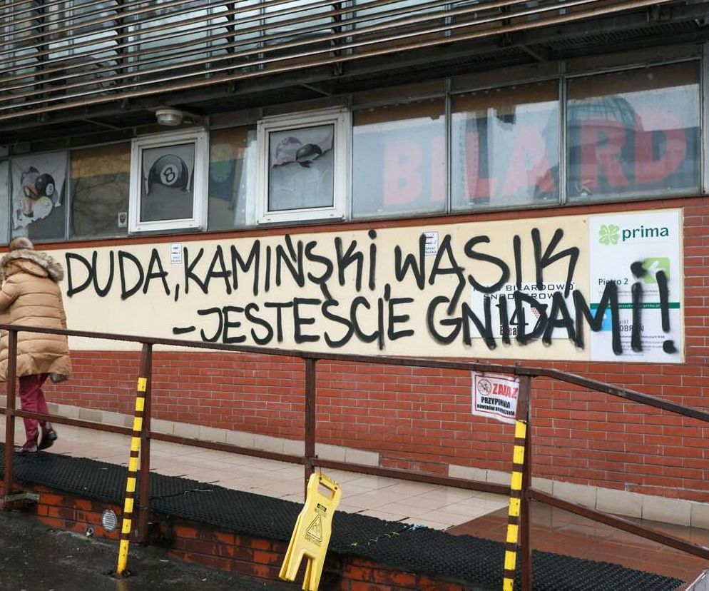 Napis na siedzibie PiS
