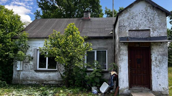  Od 50 lat mieszka w ruderze. W suficie dziury, na ścianach grzyb i toaleta na dworze. Pomóżmy Waldkowi wybudować nowy dom!