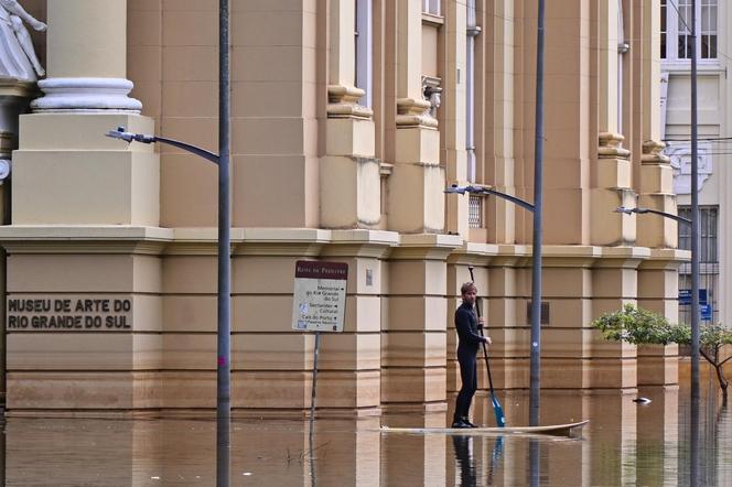 Koszmarna powódź. Po zalanych ulicach pływają piranie i kajmany. Ludzie w panice