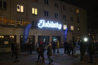 Słynny historyczny neon Jubilatka powrócił do krakowskiej Nowej Huty i rozświetlił os. Teatralne [GALERIA]