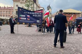 Anty-ukraińska pikieta na Rynku w Rzeszowie zagłuszona przez próby do koncertu Breakout Days	