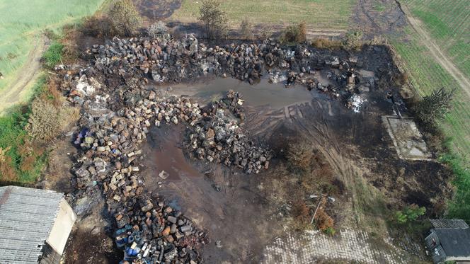 Gigantyczny pożar składowiska odpadów w miejscowości Wszedzień postawił na nogi straż pożarną z regionu