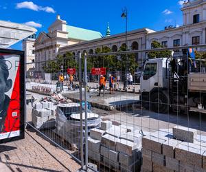 Remont nawierzchni Krakowskiego Przedmieścia w Warszawie w 2024 r.