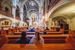 Liczenie wiernych w kościołach: Czy Polacy odwracają się od wiary w 2025 roku?