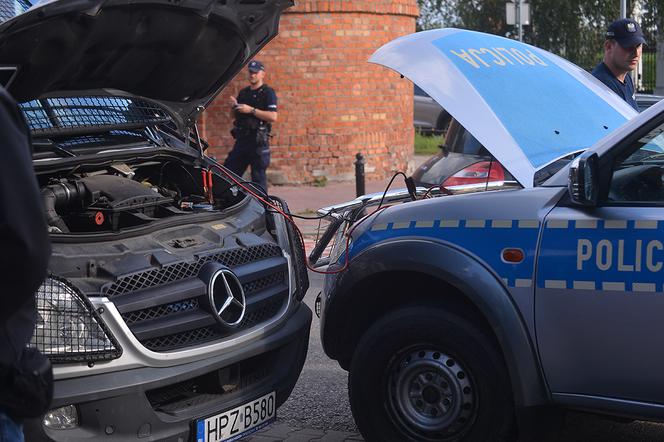POLICJANCI ROZKRACZYLI SIĘ POD NOSEM KACZYŃSKIEGO 