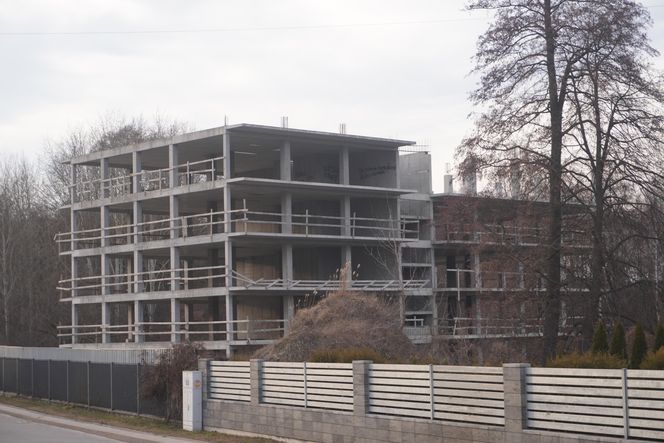 Porzucona betonowa konstrukcja na Leśnej Dolinie w Białymstoku