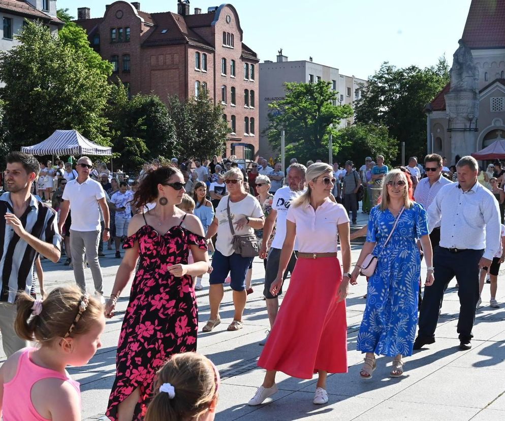 Rynek w Rudzie Śląskiej ożył w rytmie polki i walczyka. Rudzko Potańcówka porwała tłumy