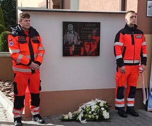 Biała Podlaska. Odsłonięcie tablicy poświęconej ratownikowi medycznemu. 64-latek został śmiertelnie dźgnięty nożem na służbie [ZDJĘCIA]